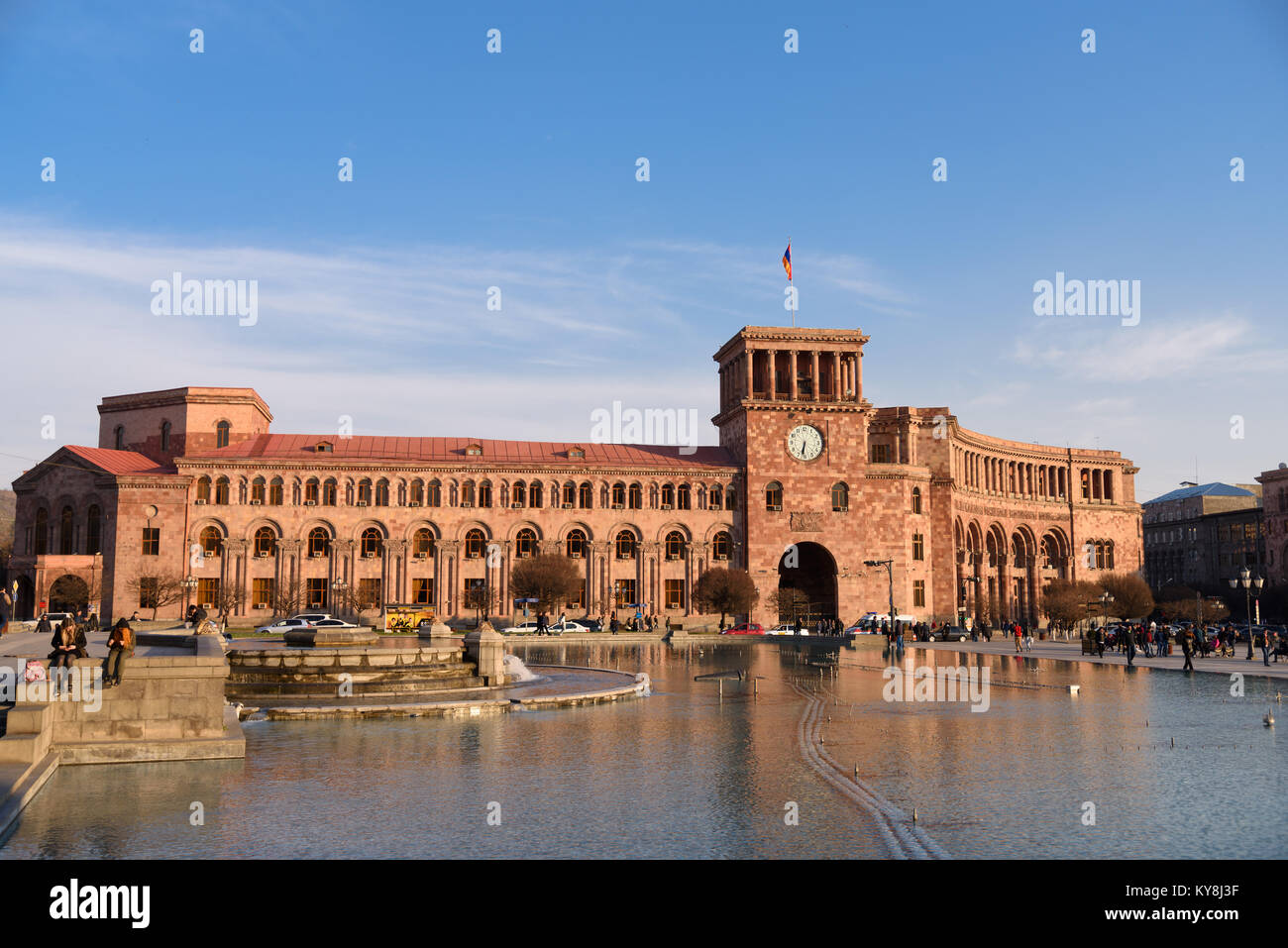 Yerevan, Armenien - 3. April 2017: Die Regierung von Armenien und der Platz der Republik im Zentrum von Eriwan, Armenien. Stockfoto