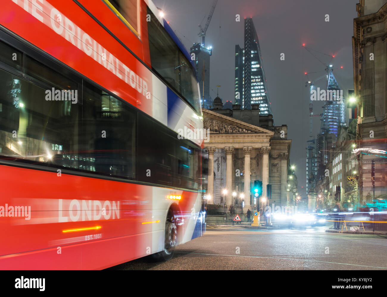 London, England, UK - Januar 11, 2018: ein Doppeldecker Tourbus durch Bank Kreuzung in der City von London, mit dem Royal Exchange und Moder Stockfoto