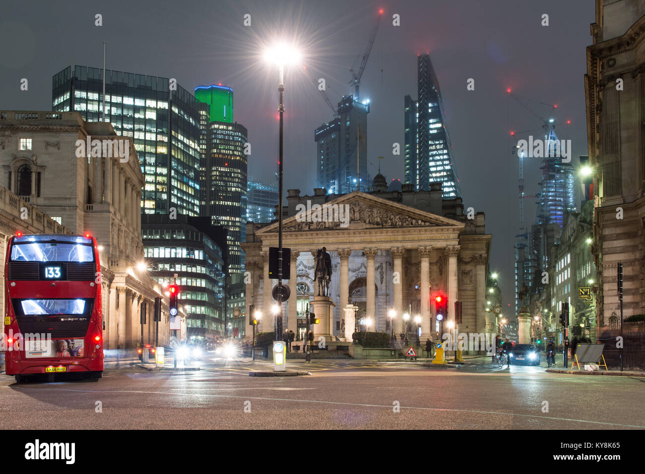 London, England, UK - Januar 11, 2018: Verkehr übergibt die Bank von England und der Royal Exchange in der City von London, mit modernen Wolkenkratzern der fi Stockfoto