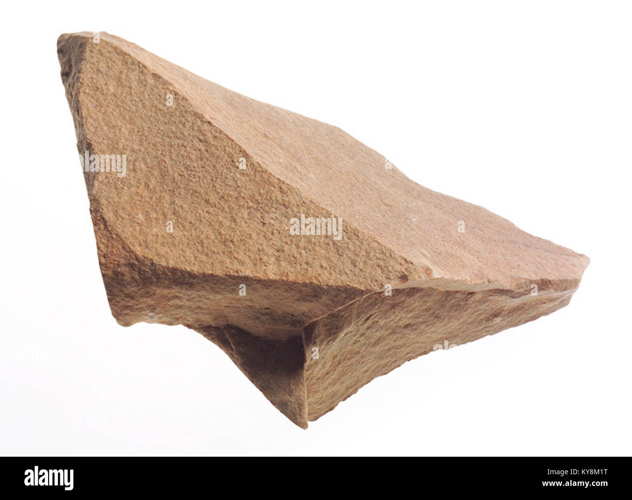 Eine untere paläolithische Tafel aus Saint-Malo-de-Phily, die im Bretagne-Museum erhalten wurde und ein archäologisches Artefakt mit Restaurierungen darstellt. Stockfoto