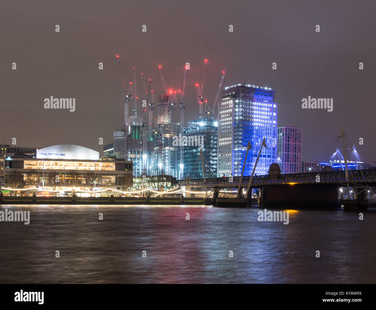 London, England, UK - Januar 11, 2018: Turmdrehkrane Cluster neben der Royal Festival Hall und Hungerford Brücke an der Shell Centre während intensiven Stockfoto