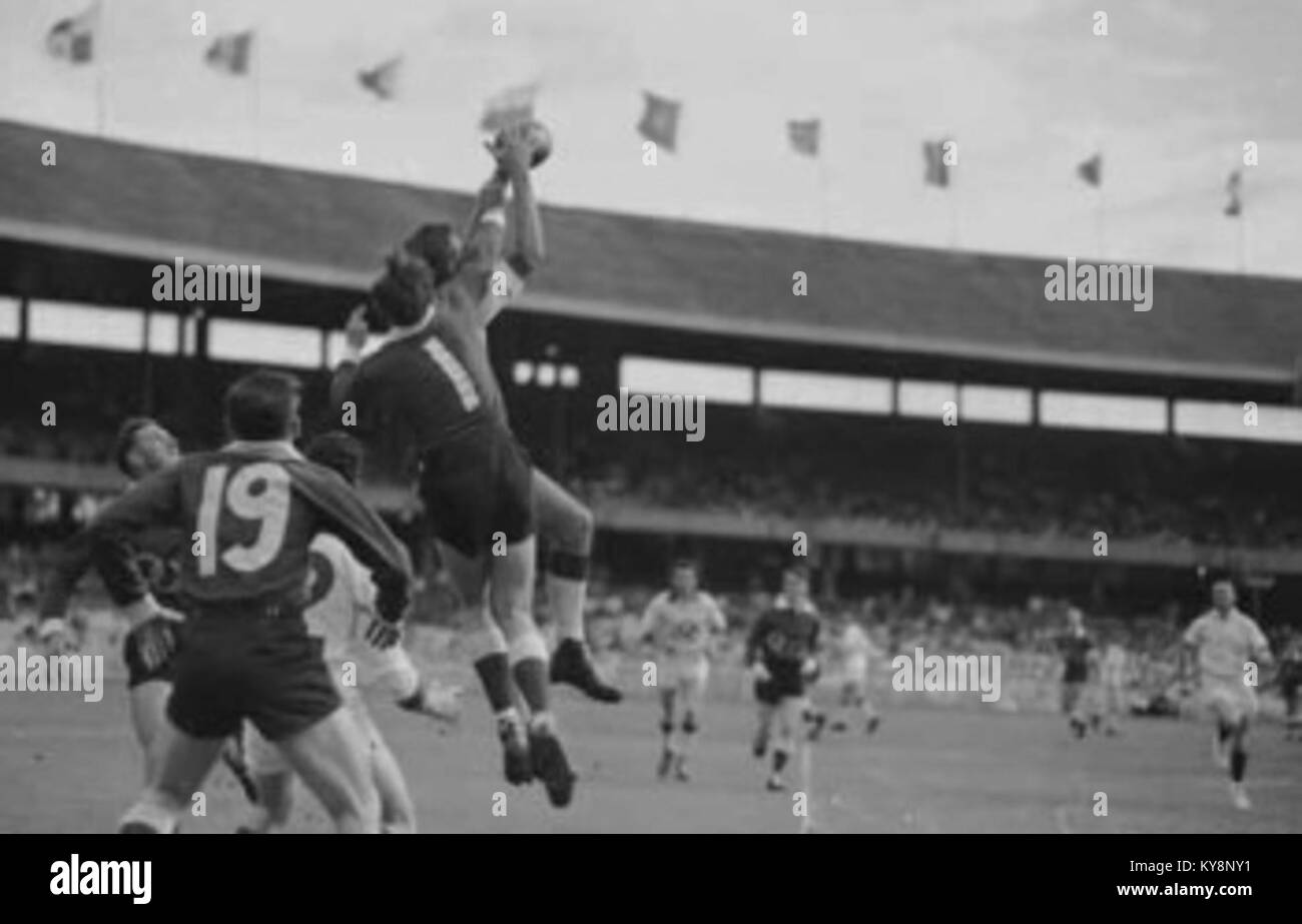 Ein Fußballspiel der Olympischen Spiele 1956 zwischen den VAFA- und VFL-Teams, bei dem Athleten im internationalen Sport der Mitte des 20. Jahrhunderts antreten. Stockfoto