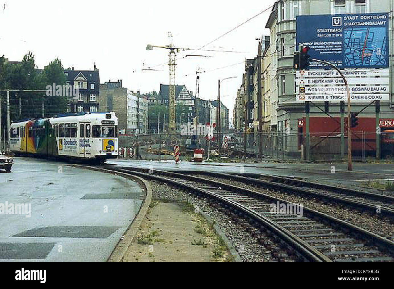 Ein historisches Foto einer Straßenbahn in Dortmund, das die städtische Verkehrsinfrastruktur und das Straßenbahnsystem zeigt. Stockfoto
