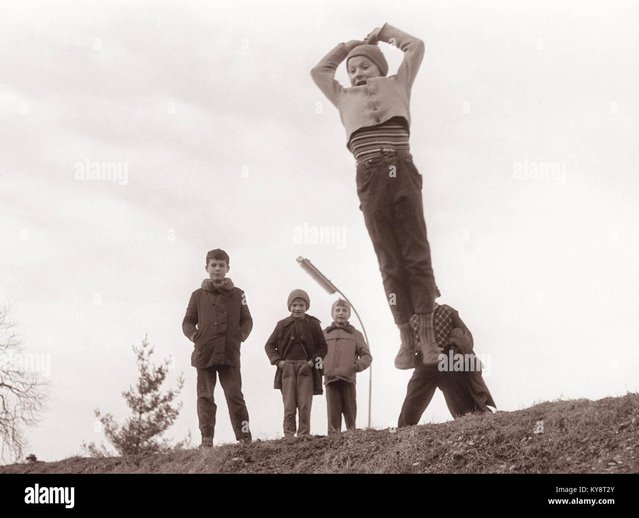 Trening mladih smučarskih skakalcev, Ko ni snega 1962 Stockfoto