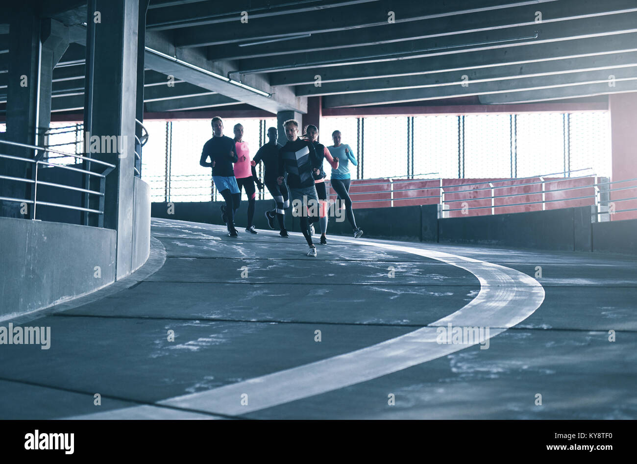 Blick auf die Gruppe der Läufer zusammen zu praktizieren über städtische Umwelt. Copyspace Stockfoto