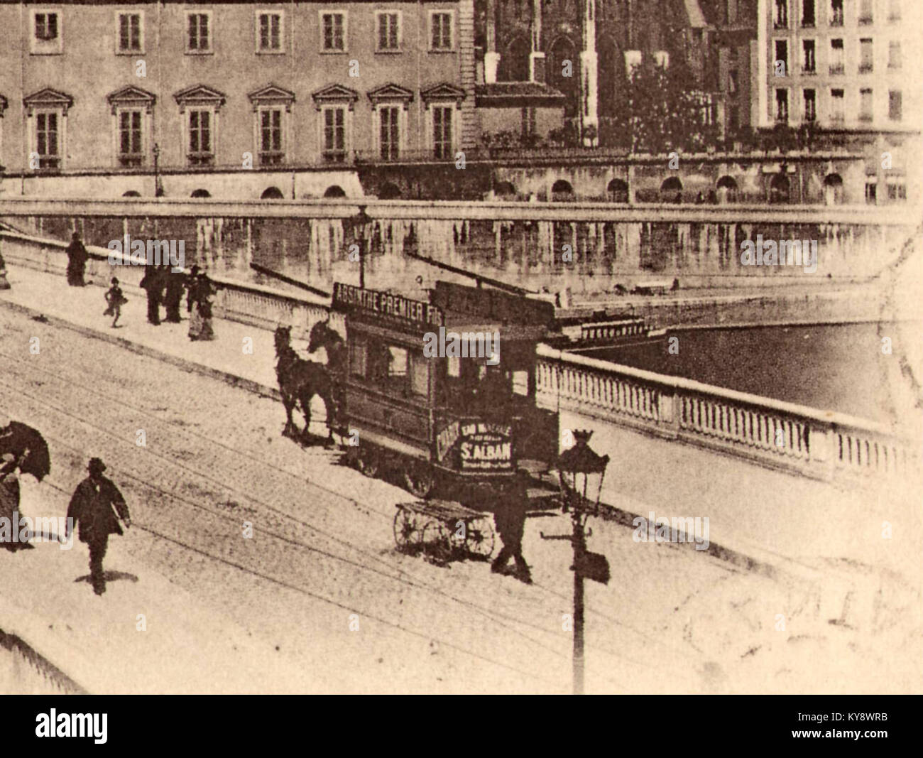 Blick auf Pont Tilsit und den Fourvières-Hügel in Lyon, Frankreich, mit Brückenstruktur und Stadtlandschaft. Stockfoto