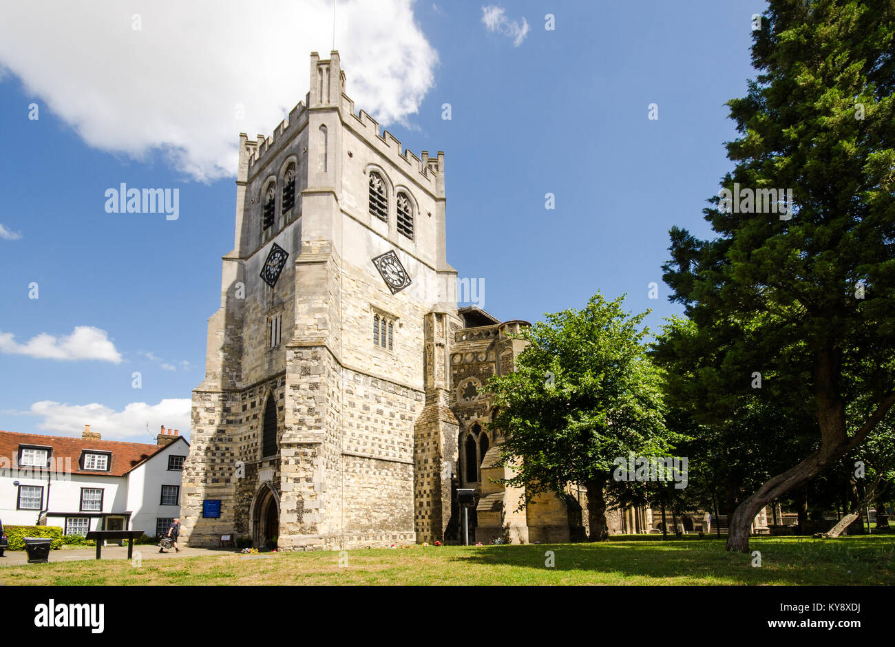 London, England - 28. Juli 2014: Der Turm aus dem 16. Jahrhundert und West Front von Waltham Abbey Church. Stockfoto