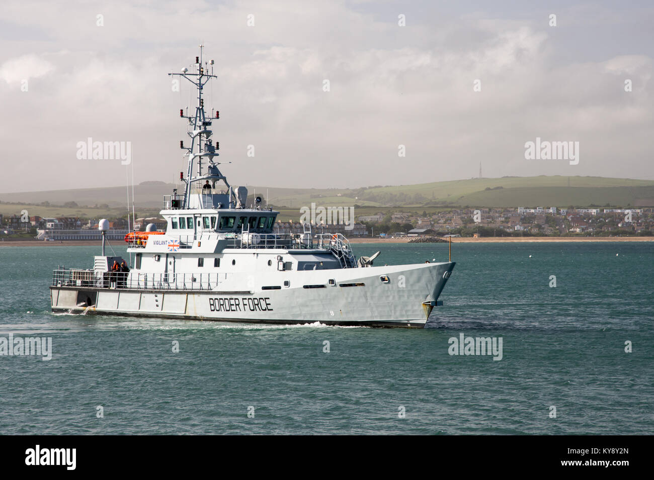 UK Border Agency Zoll cutter HMC Valiant übergibt die steinernen Pier verlassen Weymouth Hafen in Dorset. Stockfoto