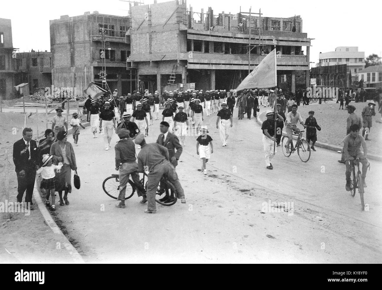 Dieses Schwarzweiß-Foto zeigt die österreichische Delegation bei den Maccabiah Games 1935 in Tel Aviv. Das Bild zeigt die Athleten und Funktionäre, die an der zweiten Makkabja teilgenommen haben, einem bedeutenden Ereignis in der jüdischen Sportgeschichte. Stockfoto