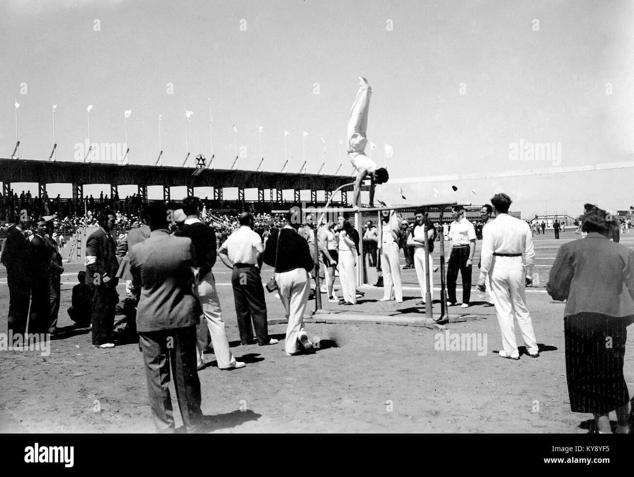 Ein Athlet, der bei den Maccabiah Games 1935 an den parallelen Bars auftrat und körperliche Fähigkeiten, Wettkämpfe und jüdische internationale Sportgeschichte veranschaulicht. Stockfoto