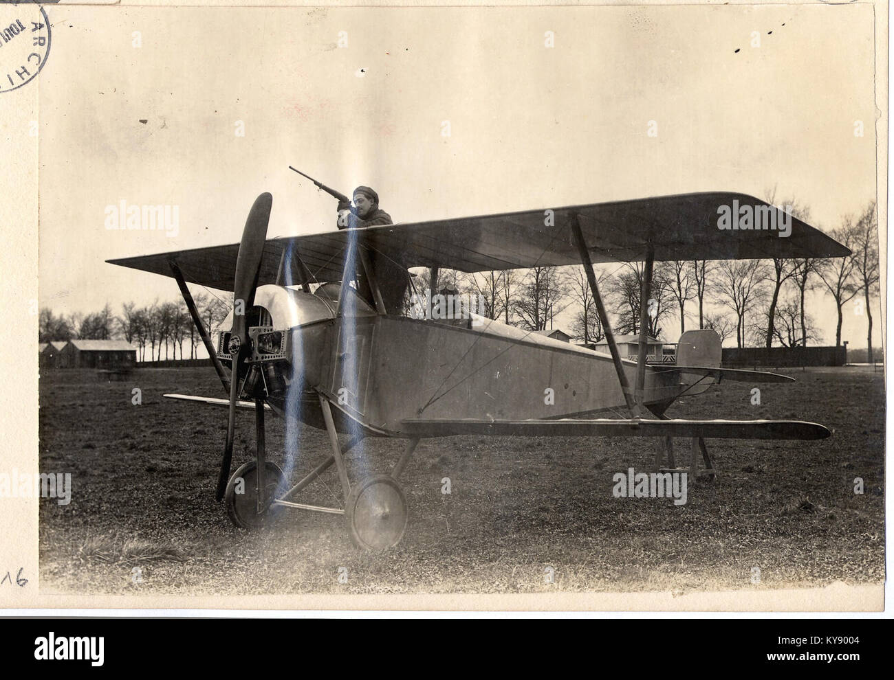 Die Nieuport 10B war ein französischer Doppeldecker aus dem frühen 20. Jahrhundert, der während des Ersten Weltkriegs eingesetzt wurde. Dieses Prototyp zeigt den Piloten und den Schützen im Cockpit und unterstreicht das Design und die Funktionalität des Flugzeugs. Stockfoto