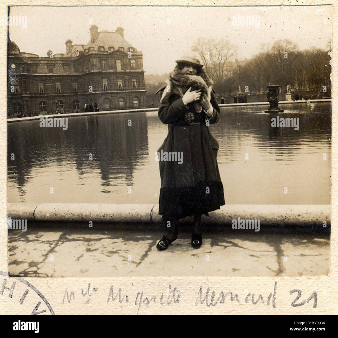Eine Fotografie von Mademoiselle Miguette Mesnard, aufgenommen am 11. März 1917 im Jardin du Luxembourg in Paris. Das Foto fängt einen Moment des Pariser Lebens im frühen 20. Jahrhundert während des Ersten Weltkriegs ein Stockfoto