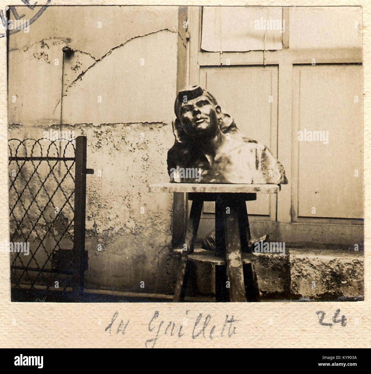 Paris, Frankreich, 11. März 1917, zeigt das Atelier des Bildhauers Mr. Fayard mit dem Titel „La Gaillette“, in dem künstlerische Praxis und Ateliereinrichtung dokumentiert werden. Stockfoto