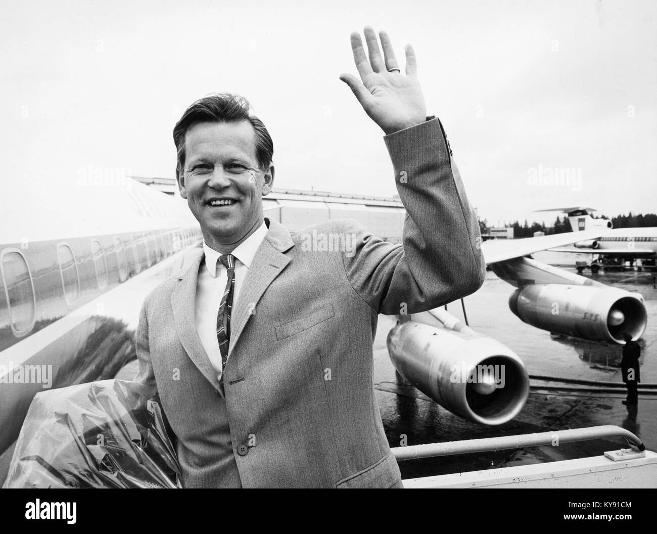 Eine Fotografie des SAS DC 8-62 mit dem Namen Anund Viking, Registrierung SE-DBE, mit Captain Lennart Sjöberg, zeigt das Flugzeug auf dem Rollfeld und die Besatzung während des Betriebs. Stockfoto