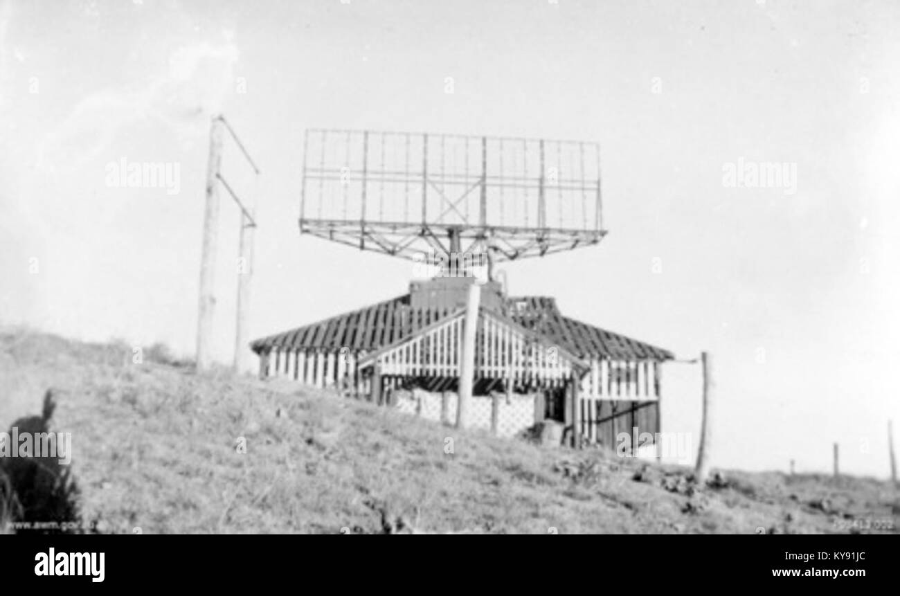 Ein Foto von 1943, das eine Radarhütte zeigt, die von der 56 Radar Unit der Royal Australian Air Force auf Grassy Hill in Cooktown betrieben wird. Das Gelände spielte eine Rolle bei den Küstenverteidigungsoperationen des Zweiten Weltkriegs. Stockfoto