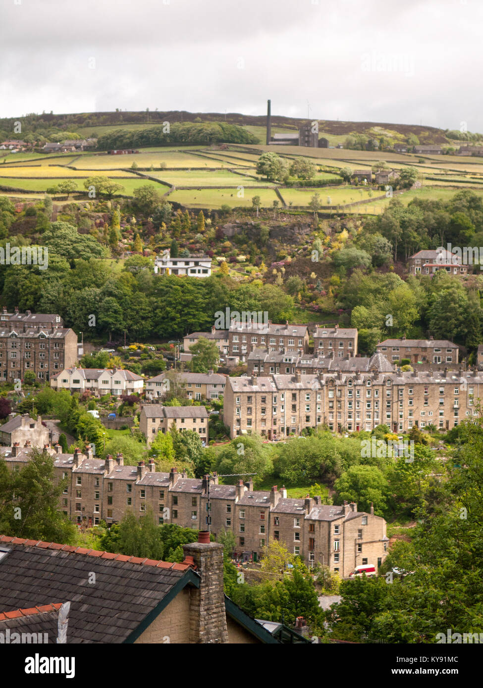 Straßen und Häuser am steilen Hang bei Hebden Bridge in Yorkshire Calder Valley gebaut. Stockfoto