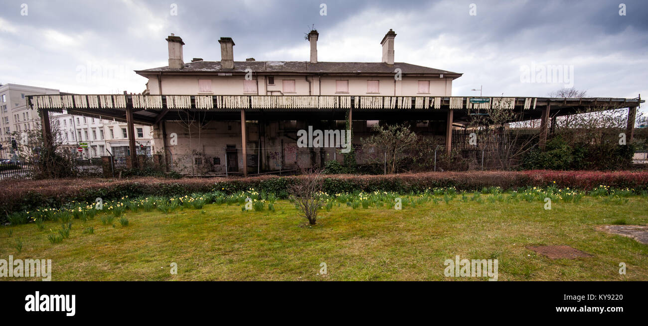 Cardiff, Wales, UK - 17. März 2013: Der marode Plattform Vordach von Cardiff Bay Railway Station (ehemals Bute Straße) auf der Butetown Nebenbahn. Stockfoto