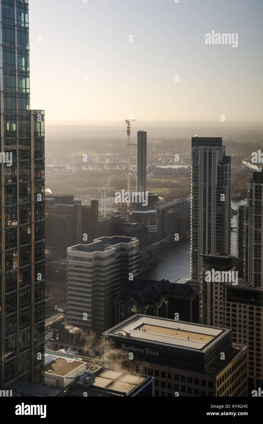 London, England, UK - 27. Februar 2015: Bürogebäude und Apartment Gebäude, einige noch im Bau, Cluster in Canary Wharf im Osten Londons' Stockfoto