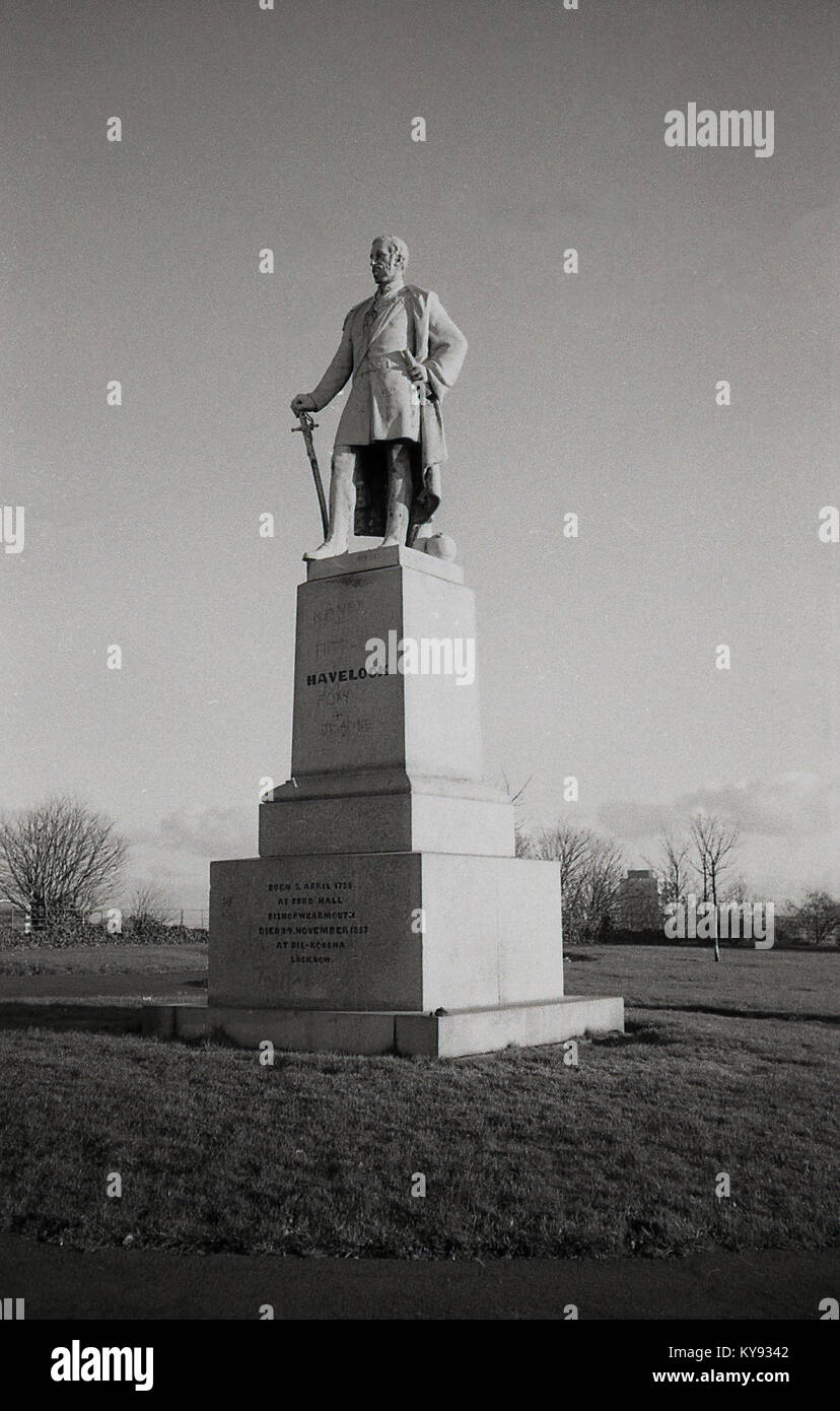 1960, historische, die Statue des Britischen Helden Major General Sir Henry Havelock in Mowbray Park, Sunderland, England, mit jugendlicher Graffiti über und unter dem Namen gekritzelt. Stockfoto