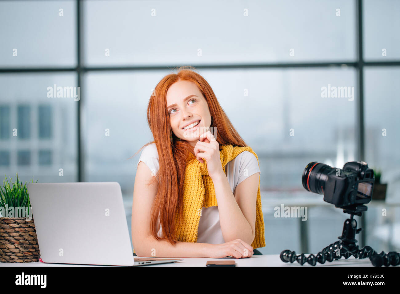 Happy rothaarige weibliche Blogger mit Laptop über neues Theme für vlog Stockfoto