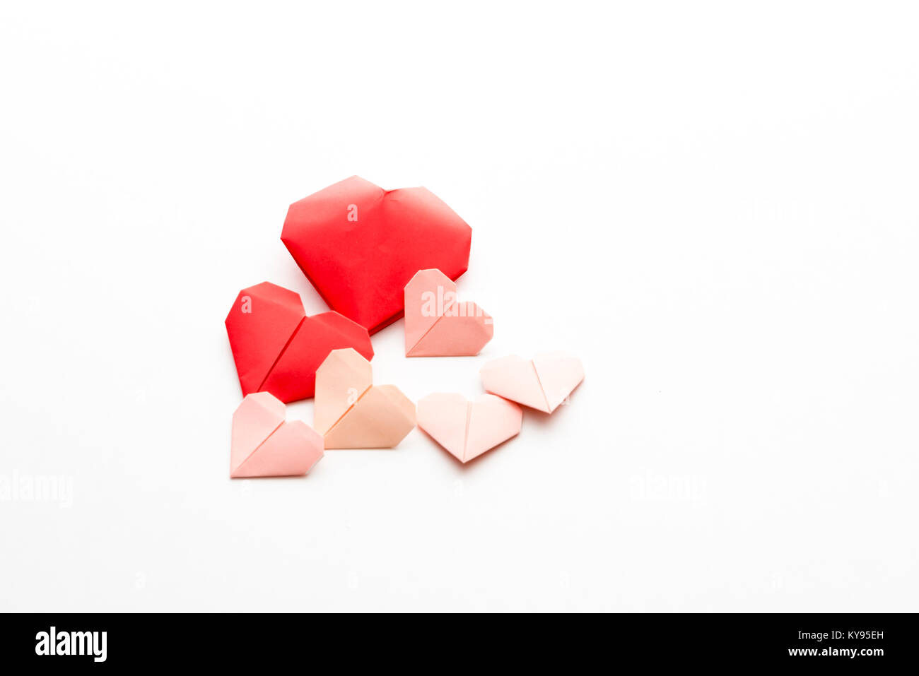 Horizontale Sammlung verschiedener Größen von origami Papier Herzen zum Valentinstag isoliert auf weißem Hintergrund Stockfoto