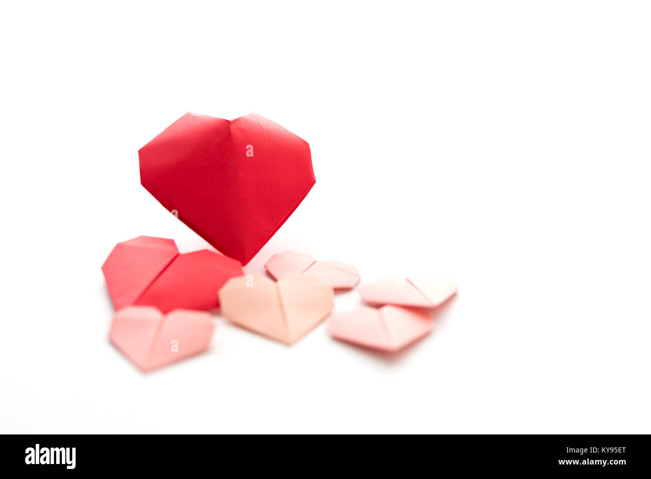Horizontale Sammlung verschiedener Größen von origami Papier Herzen zum Valentinstag isoliert auf weißem Hintergrund Stockfoto