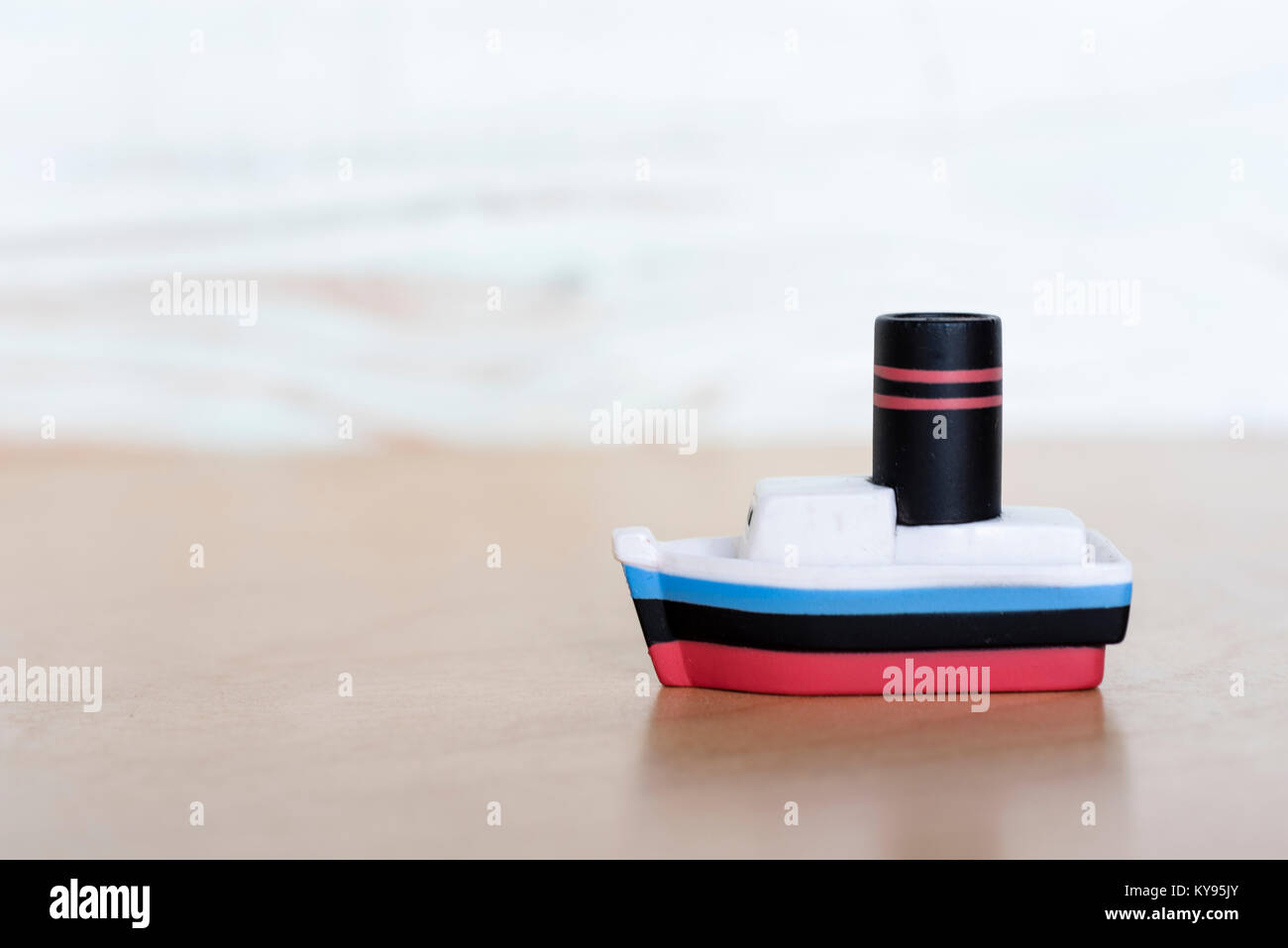 Kleine, Vintage, antikem Holz Spielzeug boot Schuß gegen neutralen Hintergrund Stockfoto
