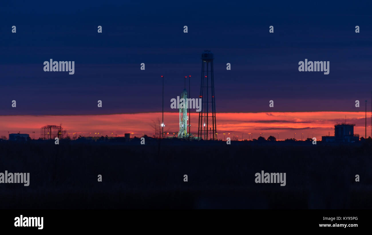 Von Orbital ATK Antares Trägerrakete sitzt auf Launch Pad 0 am Mittelatlantischen Regional Spaceport wie Dawn breaks am Horizont vor einem Launch Stockfoto