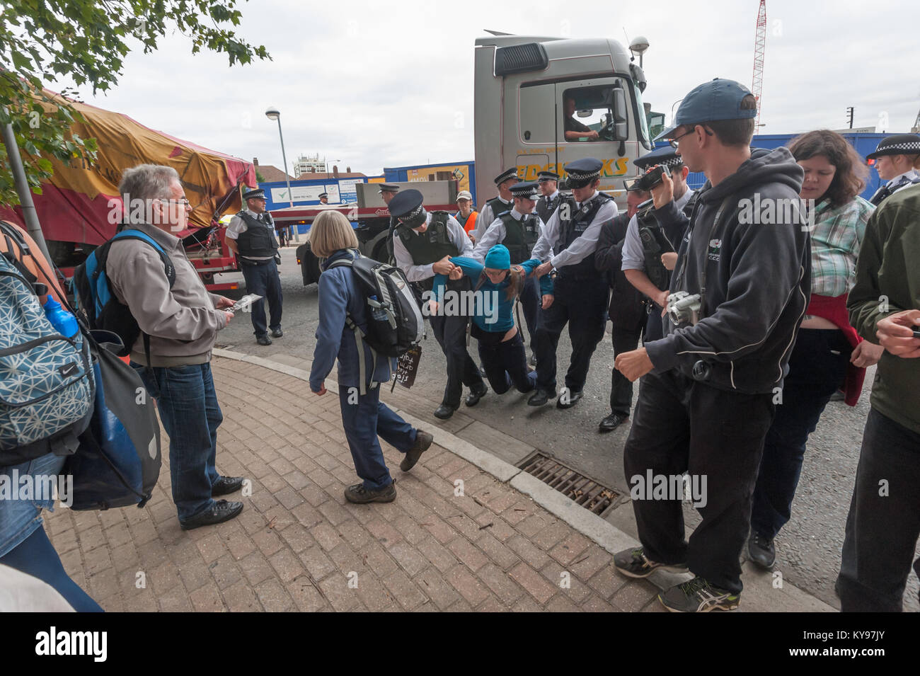 Schließlich die Polizei entscheiden, dass die Legte das Schwert Frieden Demonstranten bewegen muss, und diejenigen, die dies nicht tun, auf der anderen Straßenseite in der Mitte des Kreisverkehrs gezogen werden. Stockfoto