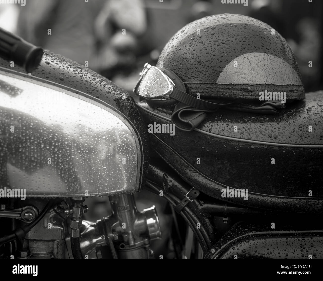 Biker und Britische Motorräder am Goodwood Revival, West Sussex, die die Blütezeit des Motorradfahrens vor dem japanischen Handels Invasion Stockfoto