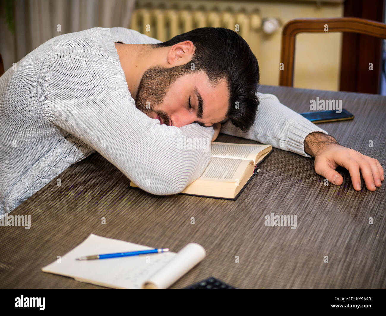 Müde junge Mann Einschlafen lesen Buch Stockfotografie Alamy Müde junge Mann Einschlafen lesen Buch Stockfotografie Alamy
