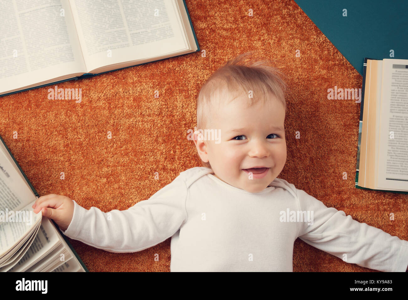 1 Jahr altes Baby mit Spectackles und Bücher Stockfoto