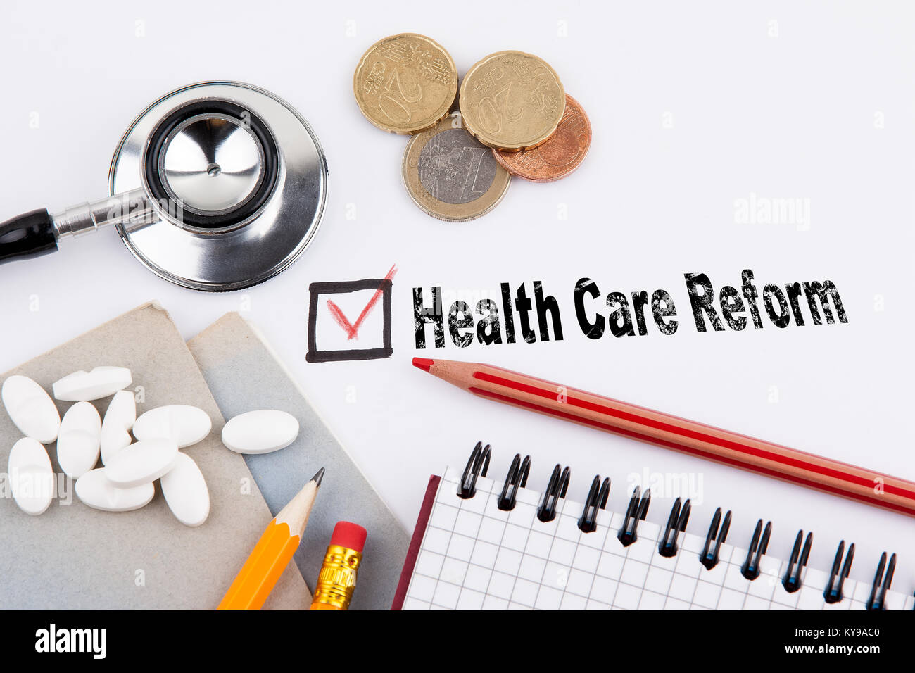 Gesundheitsreform. Fragebogen mit rotem Kreuz auf weißem Papier Stockfoto