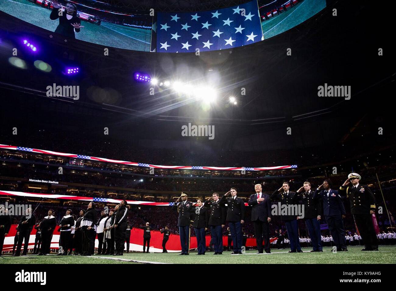 Us-Präsident Donald Trump steht für die Nationalhymne während der NCAA College Football Endspiel nationale Meisterschaft zwischen der Universität von Alabama Crimson Tide und die Universität von Georgia Bulldogs zum 8. Januar 2018 in Atlanta, Georgia. Stockfoto