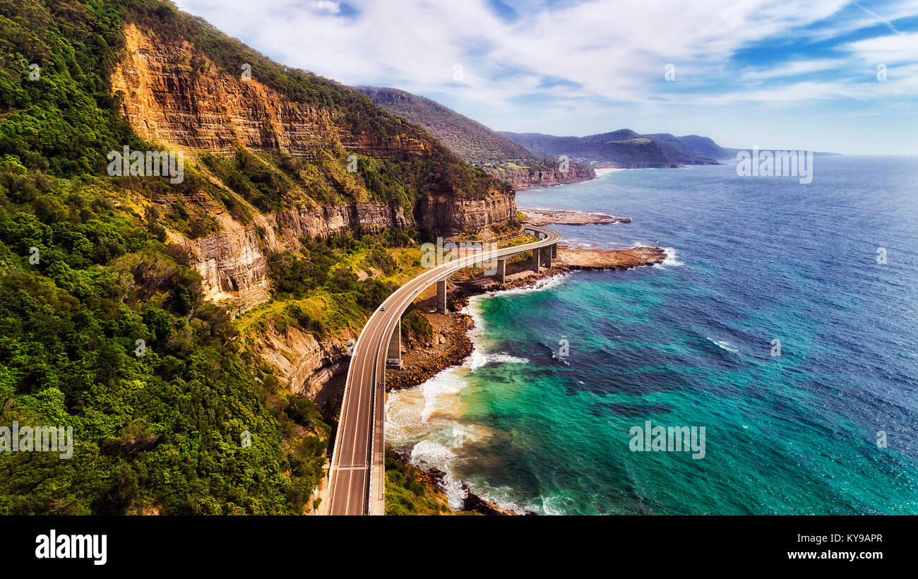 Sea Cliff Brücke an den Rand der steilen Sandsteinfelsen auf dem Grand Pacific Drive entlang der pazifischen Küste von Australien, NSW. Luftaufnahme auf dem Weg zu fernen Hi Stockfoto