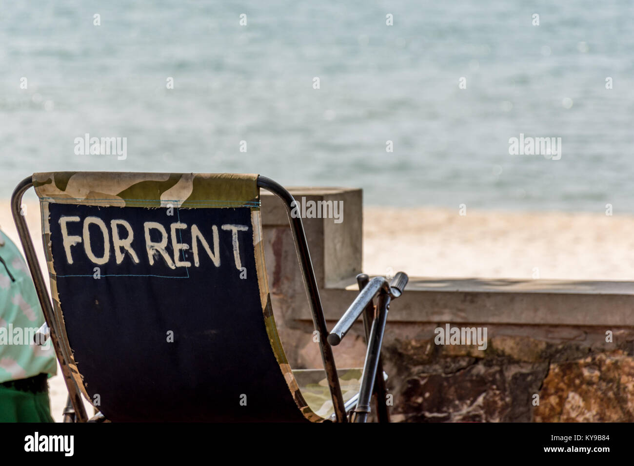 Strand Liegestuhl zum Mieten mit Blick auf den Strand gekennzeichnet. Stockfoto