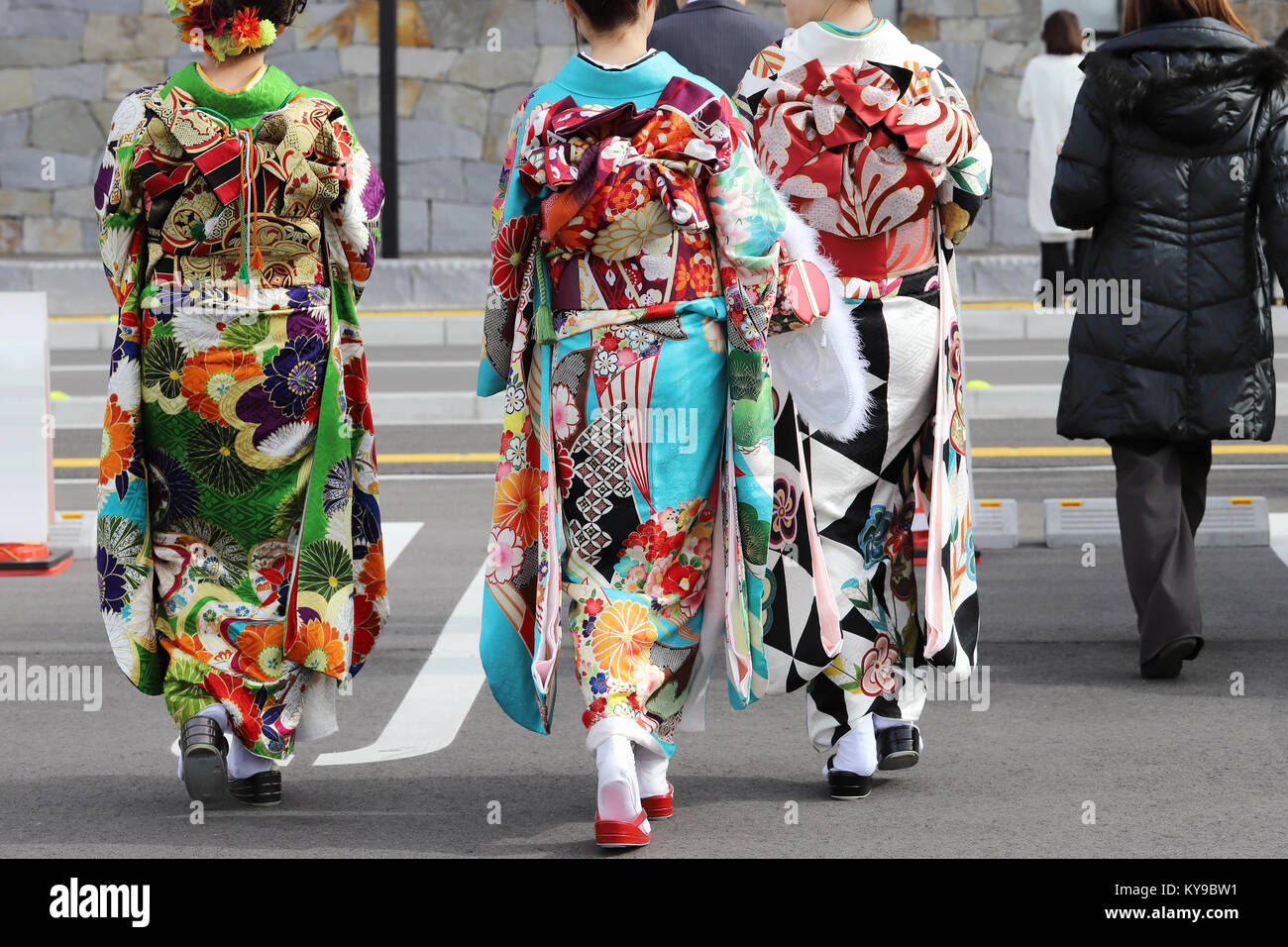 Junge japanische Frauen, die traditionellen Kimono für den kommenden Tag der Erwachsenen fest, drehen Sie zwanzig in Kagawa, Japan. Stockfoto