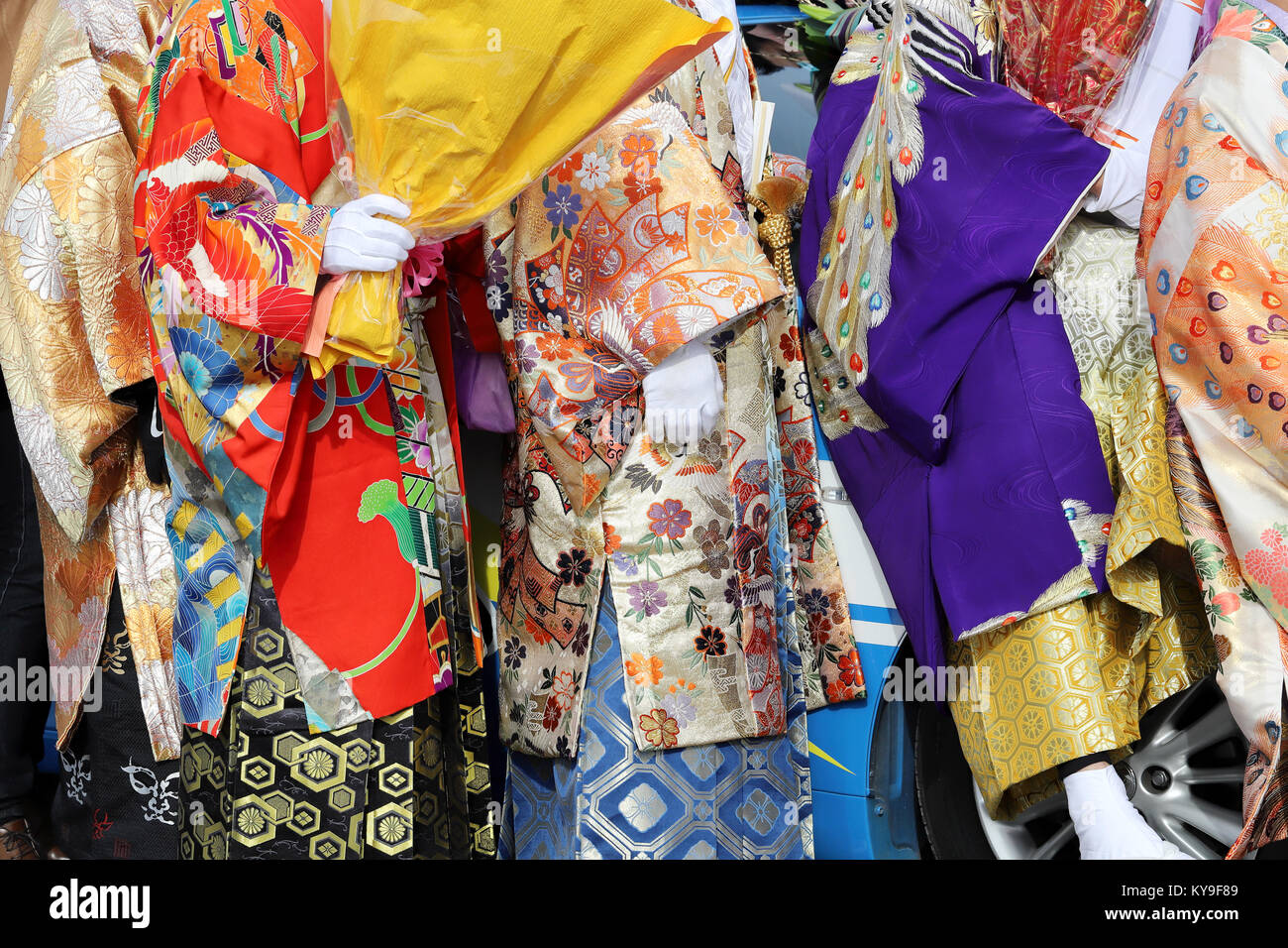 Junge japanische Männer mit traditionellen Kimono für den kommenden Tag der Erwachsenen Feier Stockfoto