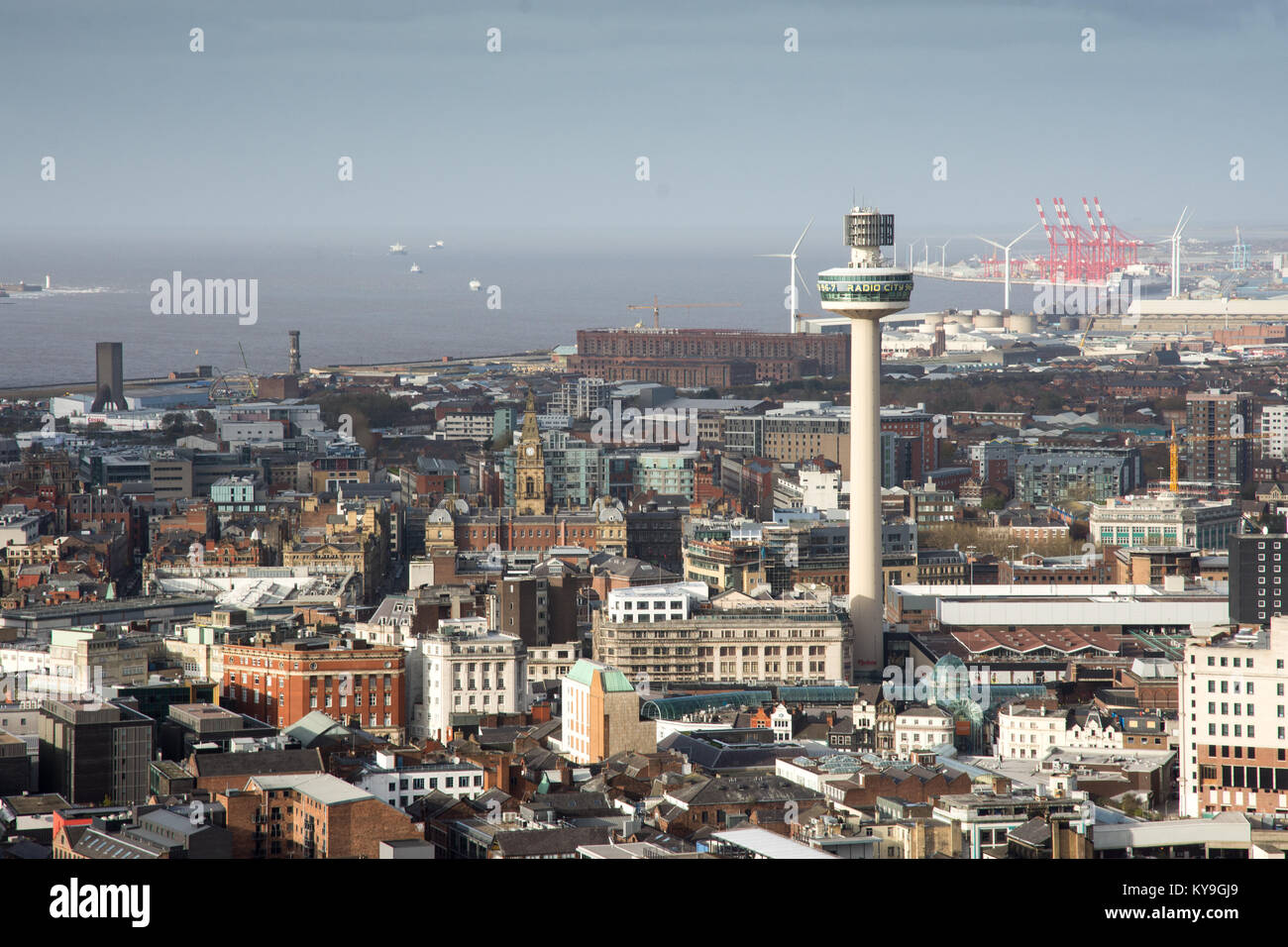 Liverpool, England, Großbritannien - 9 November, 2017: Radio City Turm erhebt sich über dem Stadtbild von Liverpool City Centre. Stockfoto