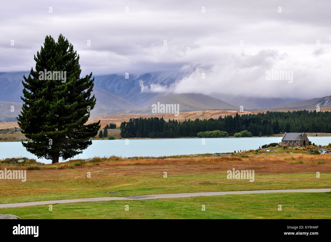 Kirche des Guten Hirten am Lake Tekapo, das war die erste Kirche in der Mackenzie Basin gebaut. Südinsel Neuseeland. Niedrige Wolken Stockfoto