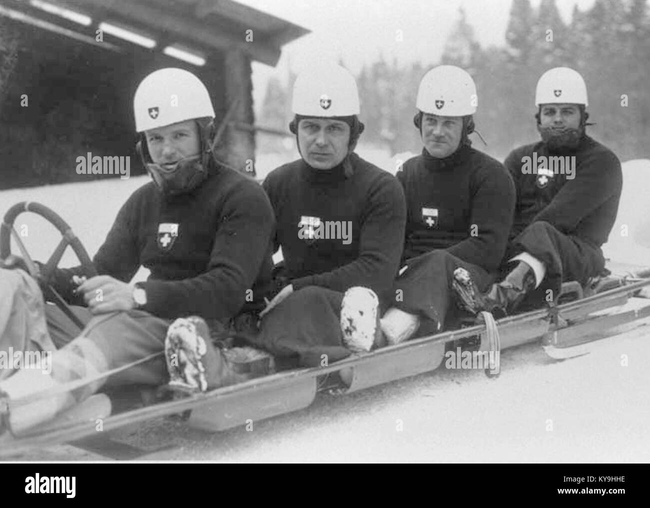 Eine Fotografie aus dem Jahr 1936 mit Pierre Musy, Charles Bouvier, Joseph Beerli und Arnold Gartmann, namhaften Schweizer Bobfahrern des frühen 20. Jahrhunderts. Das Bild dokumentiert ihre Beteiligung und Prominenz in der Geschichte des Wettkampfsports. Stockfoto