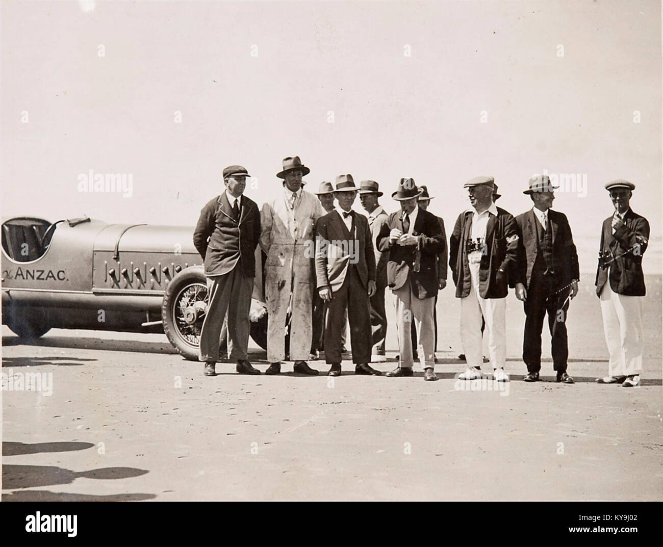 Männer am Strand mit 'Anzac' Auto (4986015508) Stockfoto