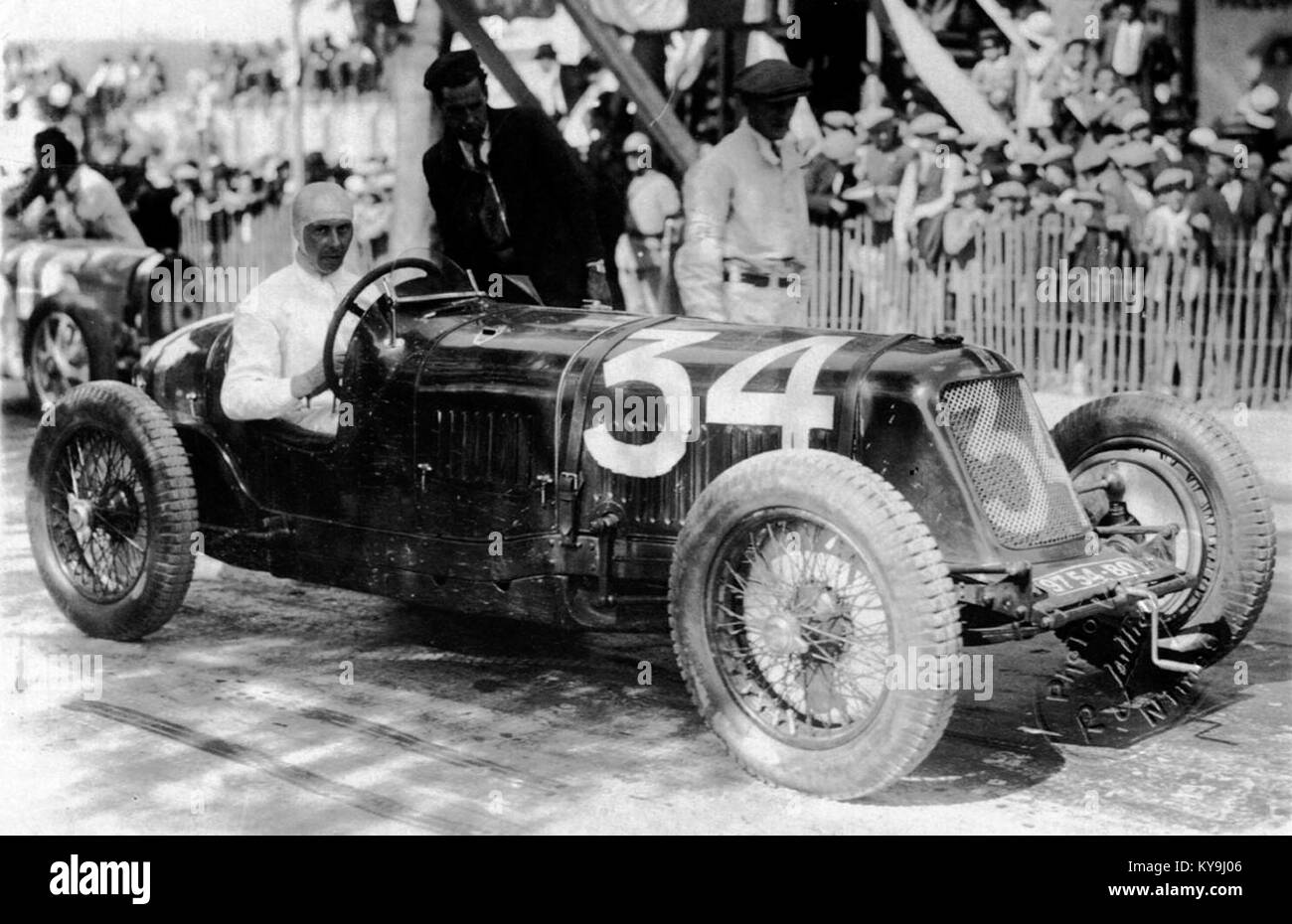 Foto von René Dreyfus in Nîmes, das den individuellen, die Kleidung und den europäischen Kontext des frühen 20. Jahrhunderts zeigt, der wahrscheinlich mit dem Motorsport oder dem öffentlichen Auftritt zusammenhängt. Stockfoto