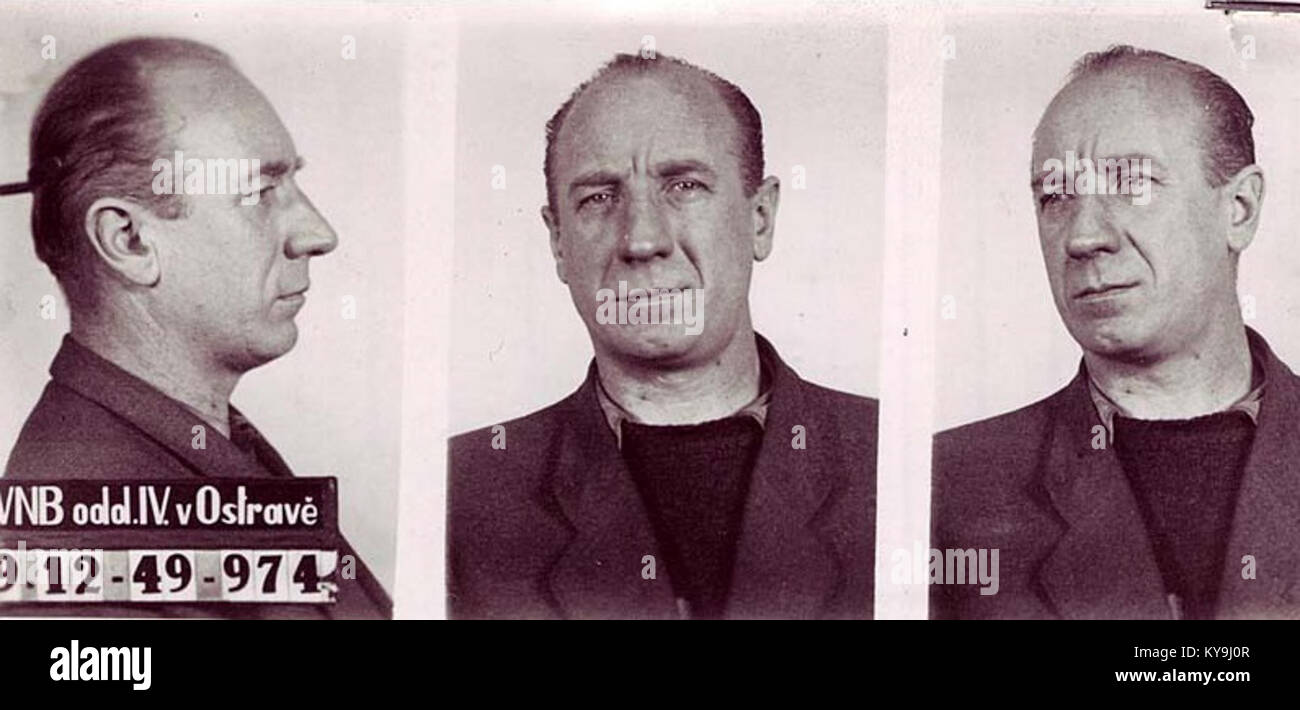 „Vazební fotografie Ladislava Ceé“ bezieht sich auf ein historisches Foto von Ladislav Ceé, einem politischen Gefangenen aus der Tschechischen Republik. Das Foto ist Teil der Fotodatenbank des Archivs der Sicherheitskräfte der Tschechischen Republik. Stockfoto