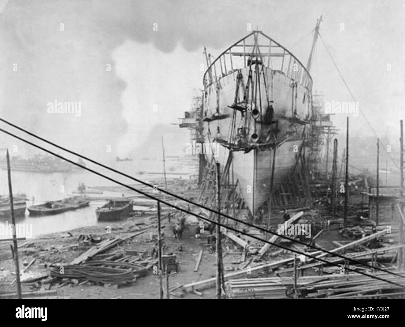 Die Great Eastern war ein innovatives Dampfschiff aus dem 19. Jahrhundert, das für seine Größe und Technik bekannt war. Dieses Bild zeigt eine Bugansicht des im Bau befindlichen Schiffes auf dem Werft und hebt seine massive Größe und seine bahnbrechenden Designmerkmale hervor. Stockfoto