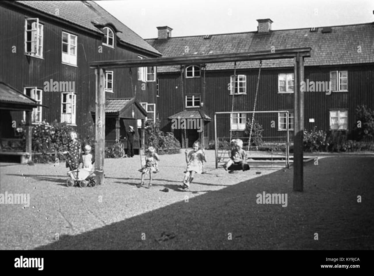Dieses Foto zeigt Notunterkünfte (nödbostäder) in Alvik, Schweden, aufgenommen 1942. Diese temporären Bauten wurden während des Zweiten Weltkriegs gebaut, um den durch den Krieg verursachten Wohnungsmangel zu beheben. Stockfoto