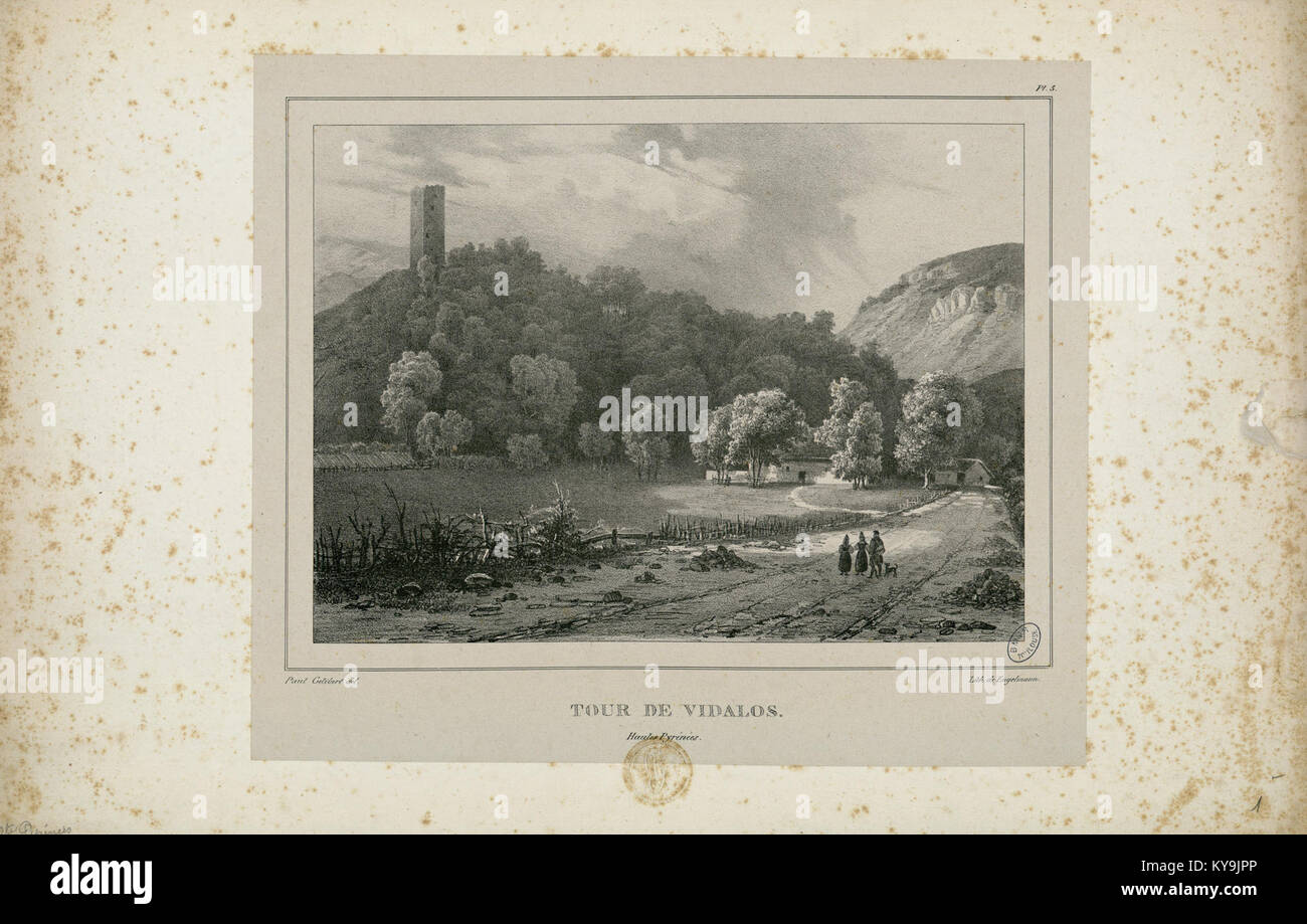 Foto der Tour de Vidalos in den Hautes Pyrénées, Frankreich, mit den Bergen und der umliegenden Landschaft. Stockfoto