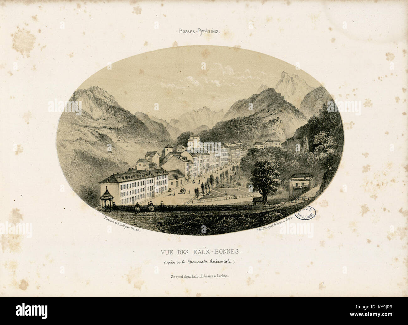 Das Bild zeigt Eaux-Bonnes in Basses-Pyrénées, Frankreich, und zeigt die Architektur der Stadt, die Straßen und die umliegende Landschaft von einem horizontalen Standpunkt aus. Stockfoto