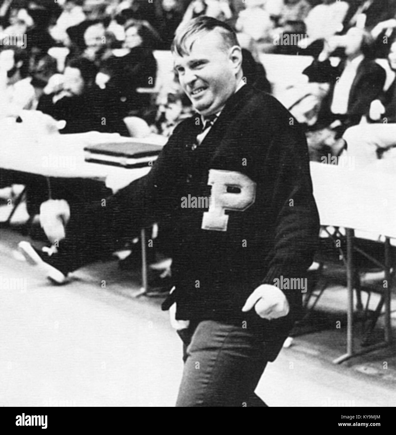 Dieses Kunstwerk von Paul Auslander aus dem Jahr 1974 mit dem Titel „Tiger“ stellt einen Tiger als zentrales Thema dar und betont Komposition, Farbe und visuellen Stil. Stockfoto