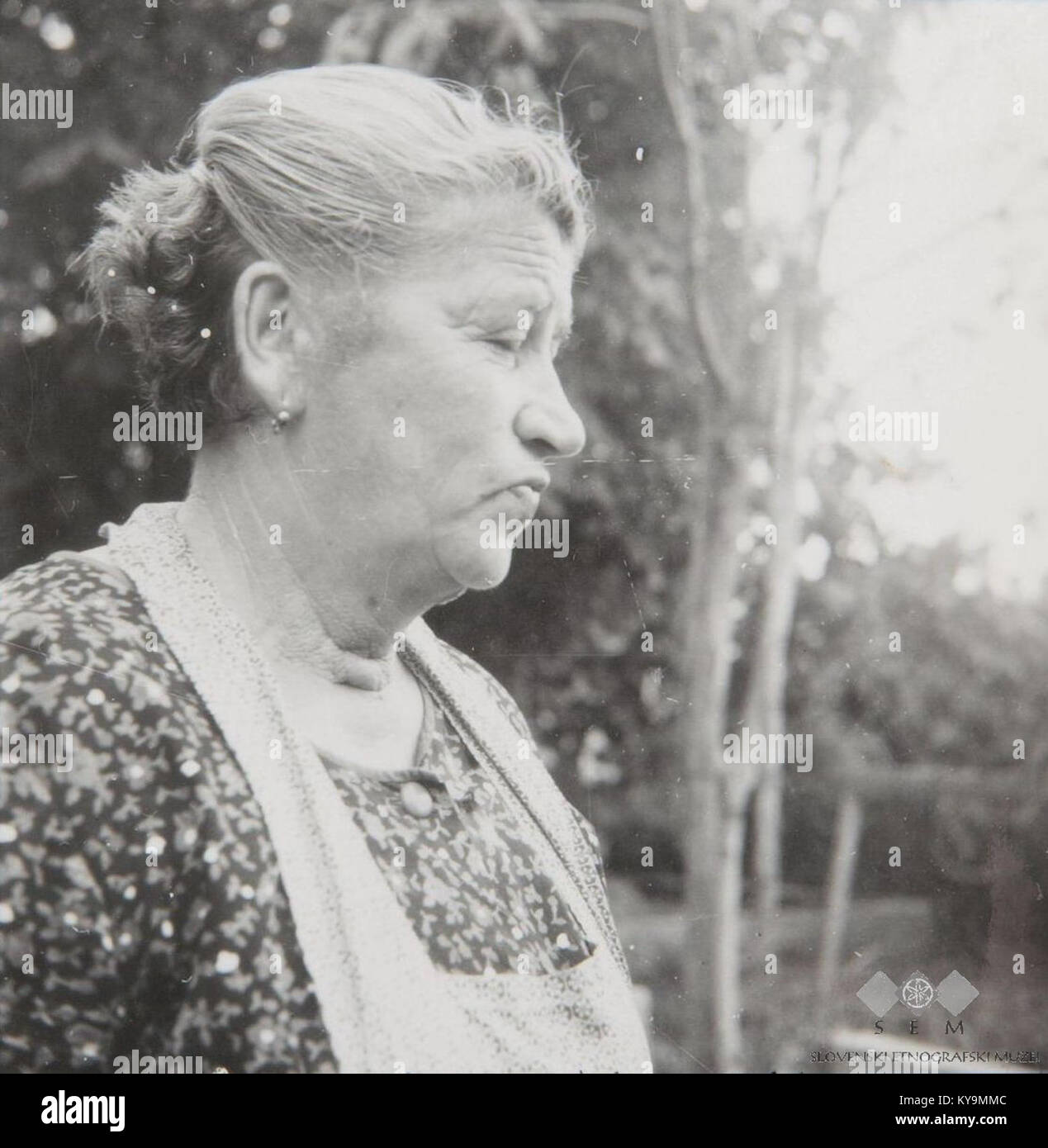 Foto von Tul Lucija im Alter von 55 Jahren in Mačkovlje im Jahr 1967, mit Ohrringen, die eine persönliche und kulturelle Darstellung des slowenischen Lebens Mitte des 20. Jahrhunderts darstellen. Stockfoto